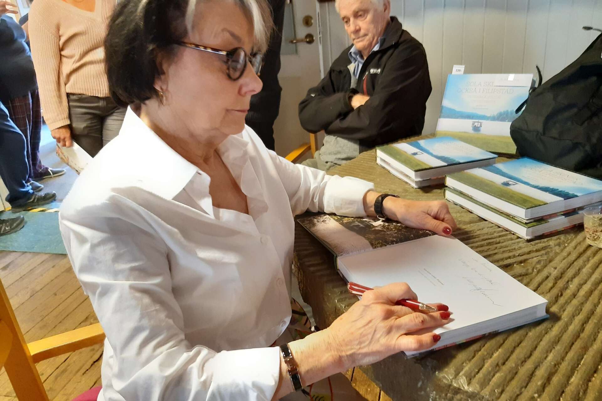 Margareta Scherman hade fullt upp med att signera böcker. Kön ringlade sig lång med besökare som köpt boken.