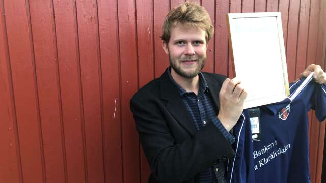 Ett diplom och en fotbollströja från Nordvärmlands FF, samt ”lite böcker och sånt”, är priset till årets nordvärmlänning 2022. En nöjd Albin Liljestrand känner sig hedrad att motta priset i så ung ålder. 