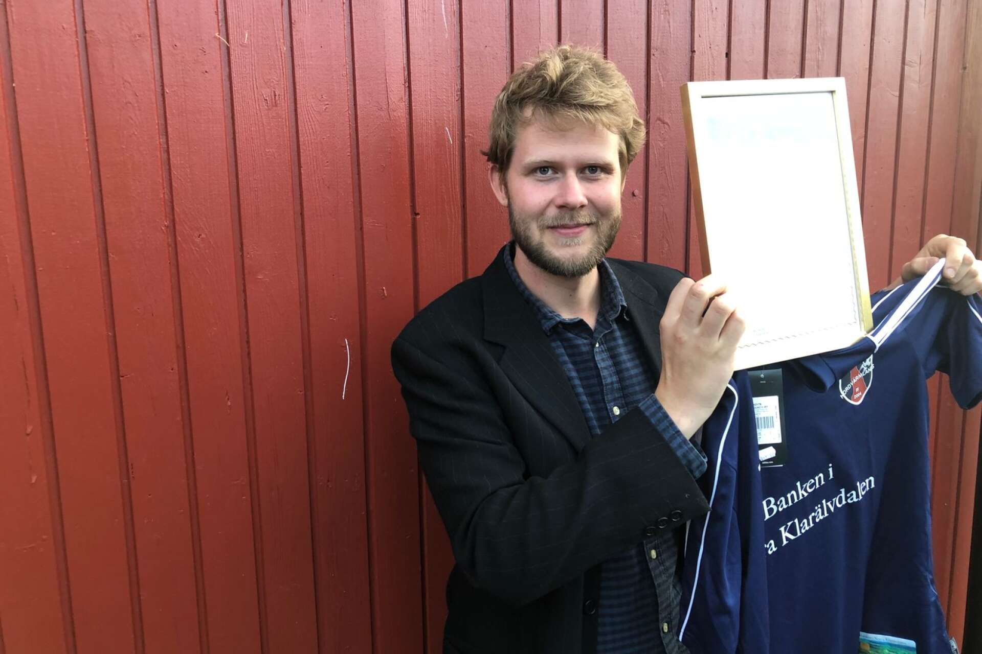 Ett diplom och en fotbollströja från Nordvärmlands FF, samt ”lite böcker och sånt”, är priset till årets nordvärmlänning 2022. En nöjd Albin Liljestrand känner sig hedrad att motta priset i så ung ålder. 