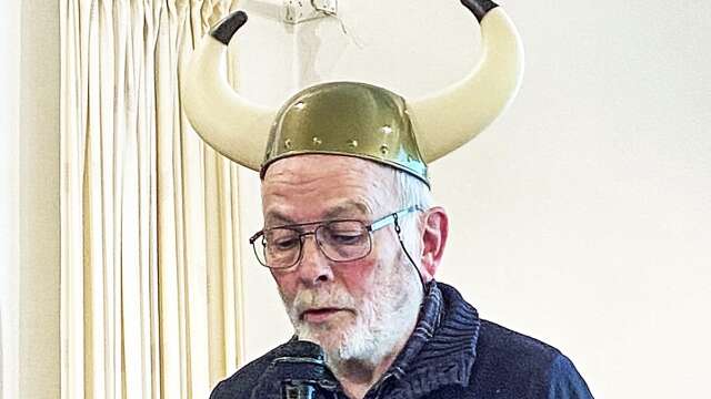 Föredragshållaren Lennart Stolpe iklädde sig avslutningsvis i en ståtlig vikingahjälm och framförde en visa han skrivit om Olof Trätälja för ett 30-tal år sen.