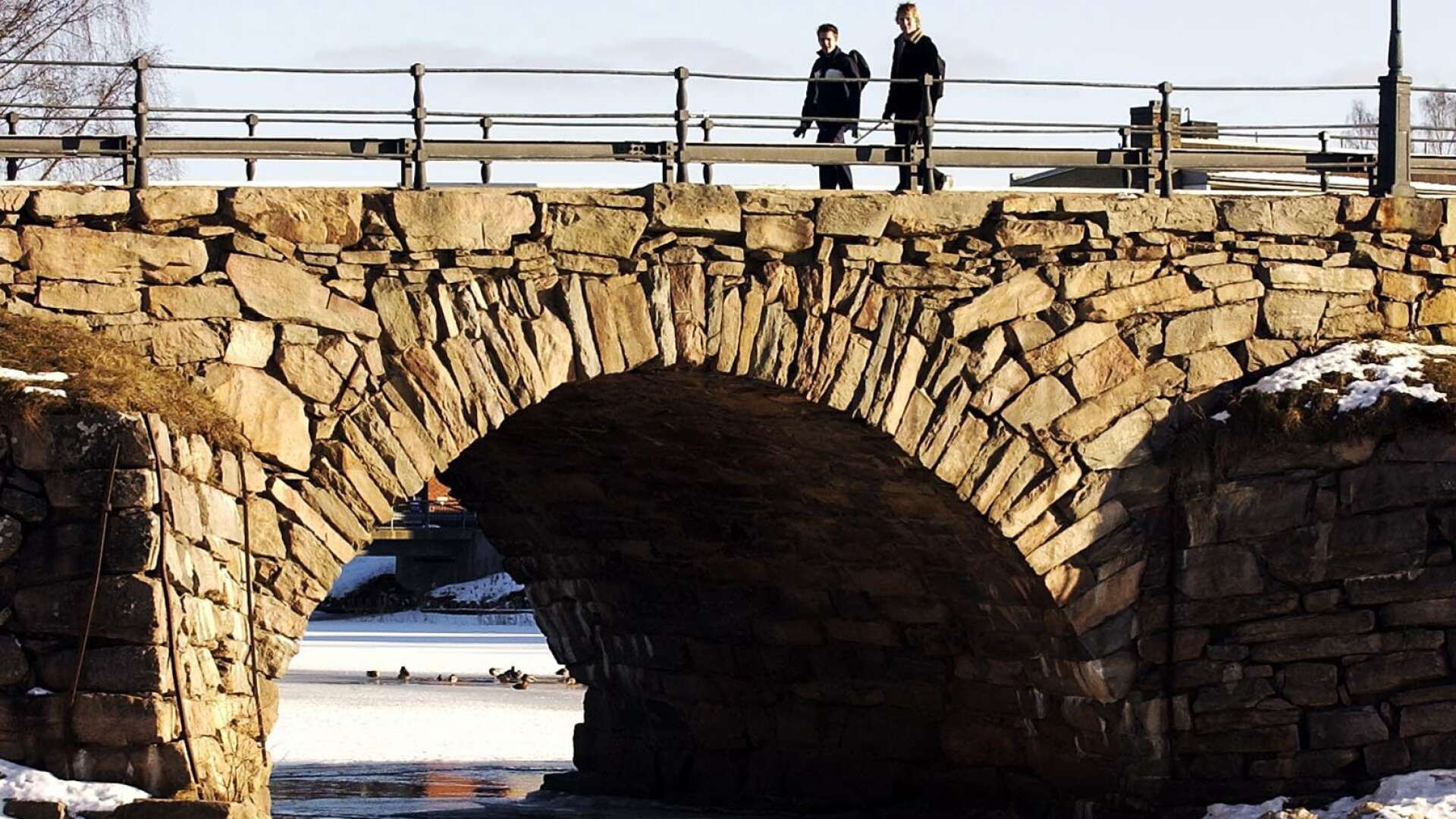 Det finns mycket att upptäcka för den som tar en promenad i Karlstad. Gamla stenbron är en av sevärdheterna som bär med sig mycket historia.