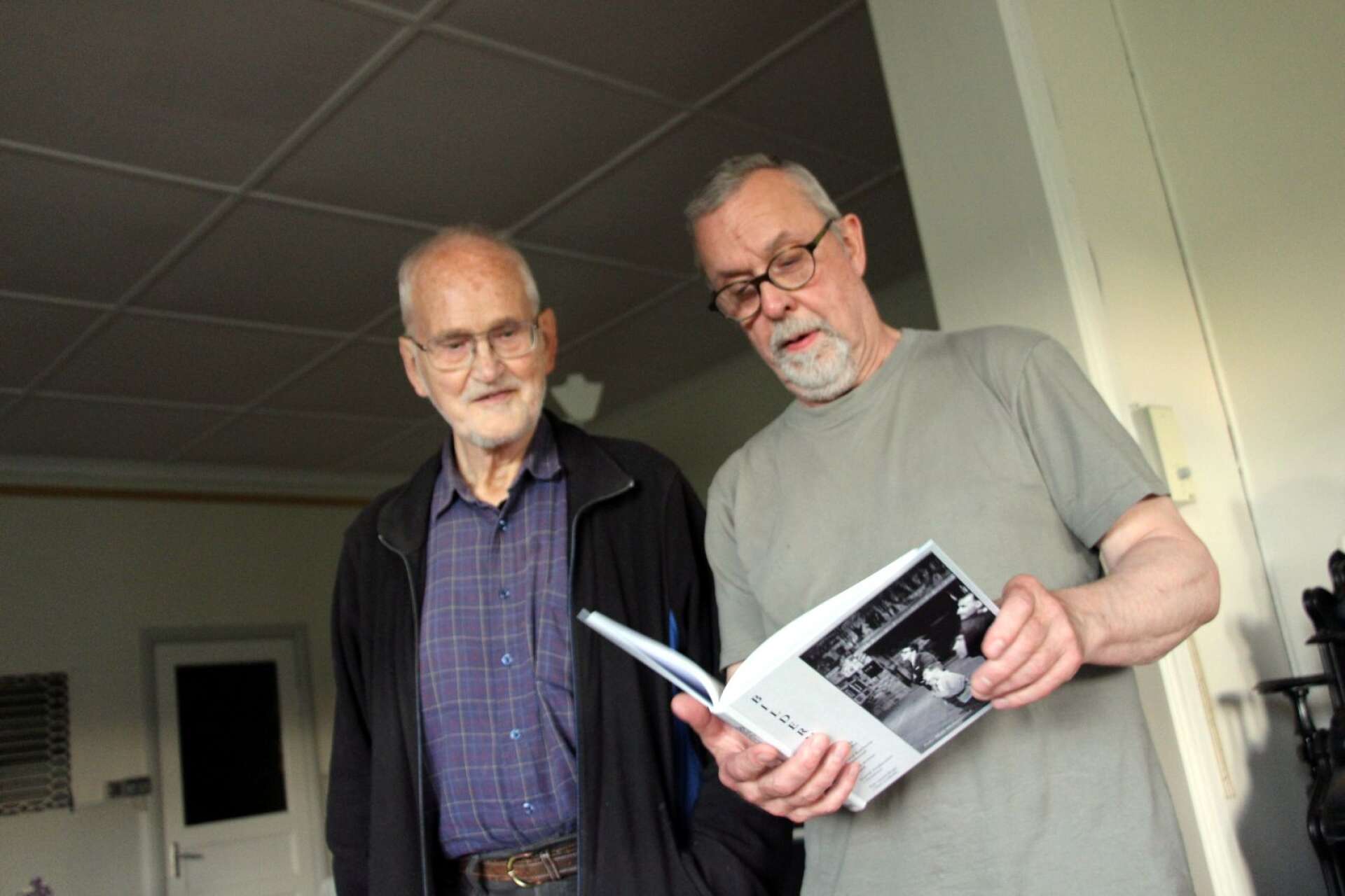 Mats Holmstrand och Lennart Gybrant med boken Bilderna.