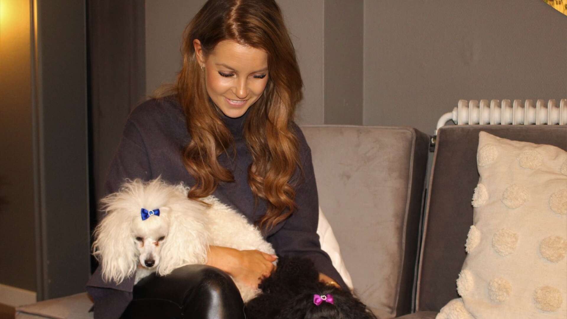 Angelica Blom, 30, och hundarna Vera och Elsa älskar att hänga på hårsalongen som Angelica driver tillsammans med två vänner. 