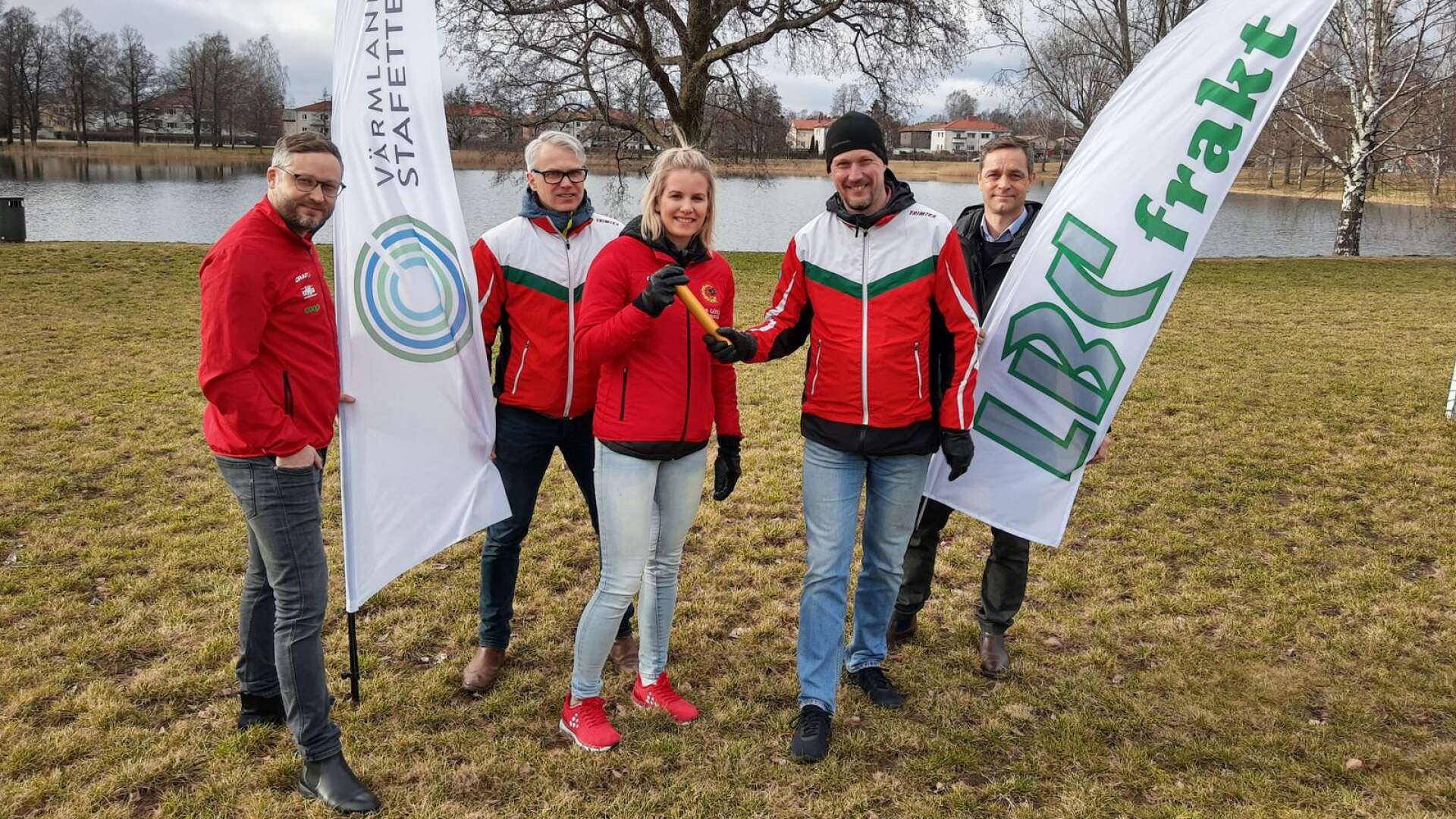 Maratonstafetten flyttar in till stan och blir Värmlandsstafetten. Från vänster ser vi arrangörerna Johan Engberg, Sten Leandersson, Cissi Östlund, Per-Anders Bergman och Henrik Gustavsson.