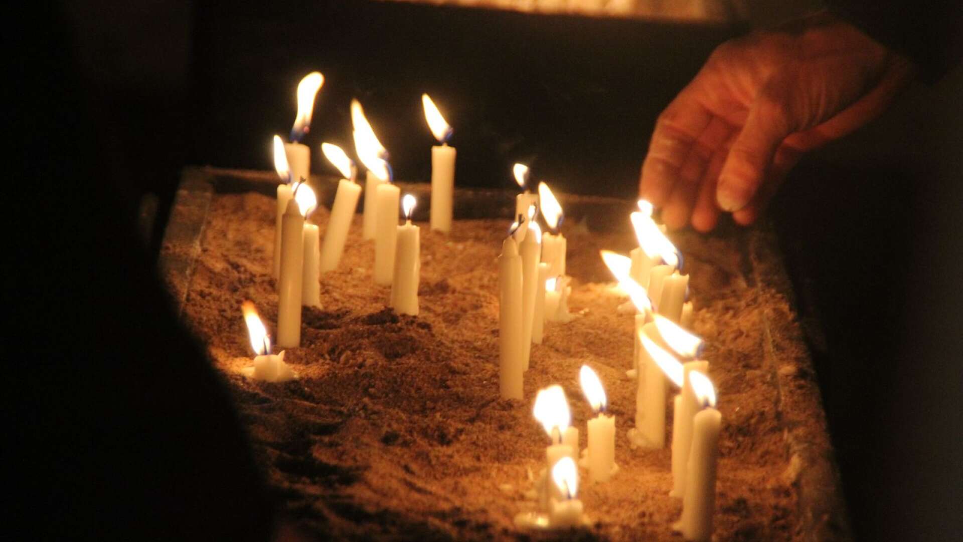 Att tända ljus till minne av någon var en uppskattad aktivitet i Grästorps pastorats tält.
