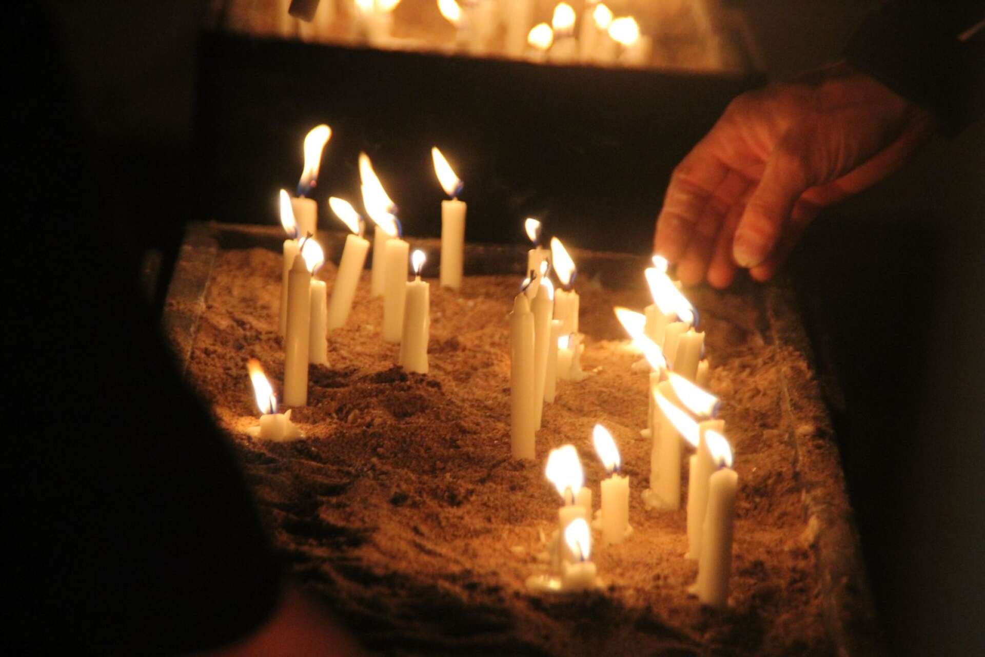 Att tända ljus till minne av någon var en uppskattad aktivitet i Grästorps pastorats tält.
