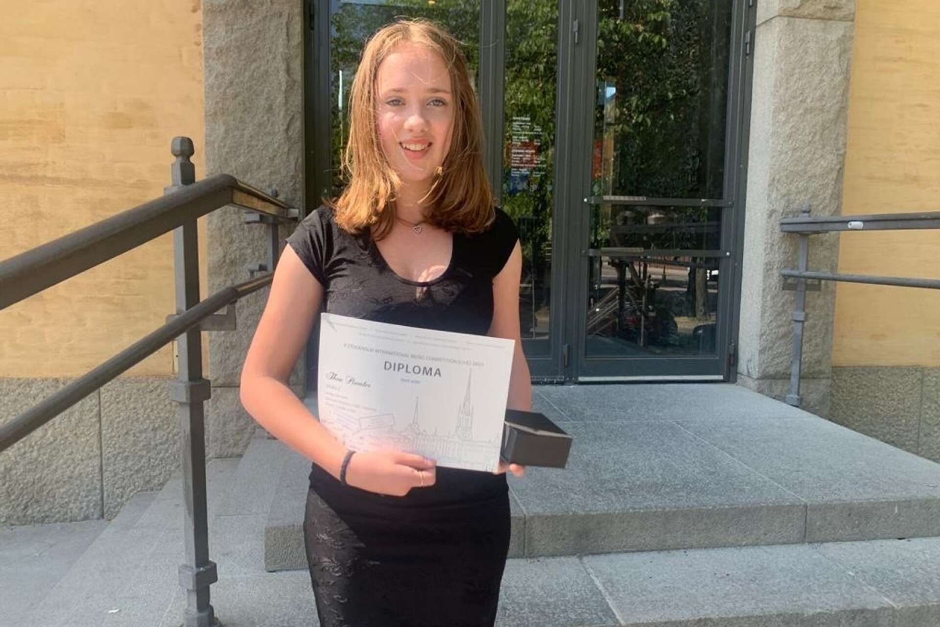Thea Piscator med diplomet - hon tog en tredjeplats i tävlingen, där unga musiker från många olika länder tävlar i klassisk musik.