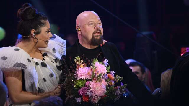 Anders Bagge gick till final i Melodifestivalens tredje deltävling. Här med programledaren Farah Abadi.