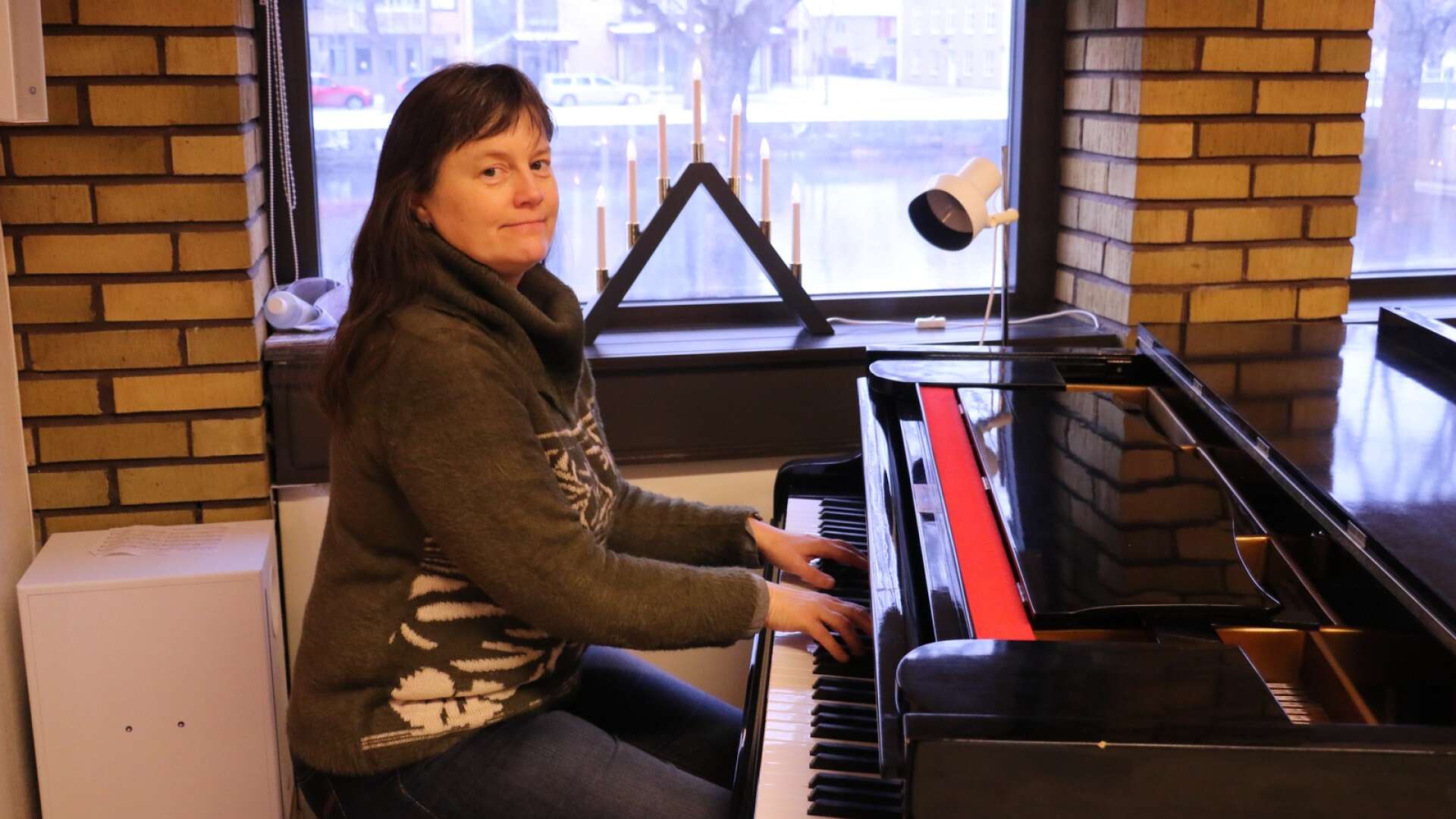 Katre Lehtsaar-Helmersson är dirigent och spelar piano. 