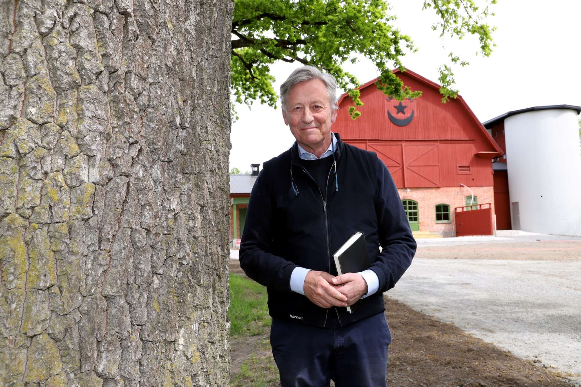 Hans Karlander har arbetat med finansmarknad, varit vice vd för Swedbank och statssekreterare i näringsdepartementet i Carl Bildts regering, innan han började arbeta med riskkapitalverksamhet. Nu jobbar han bland annat med skogsbruk och trading med virke.