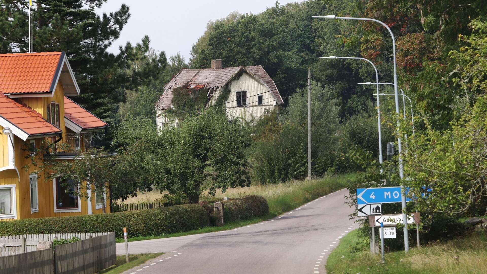 Många invånare i trakten kring Lugnås kyrka är glada att rucklet (det vita huset) kommer att tas bort, men att det ska ersättas av 30 villor och radhus väcker kritik. Det är för stor exploatering, tycker ett 50-tal invånare enligt ett dokument till kommunen.