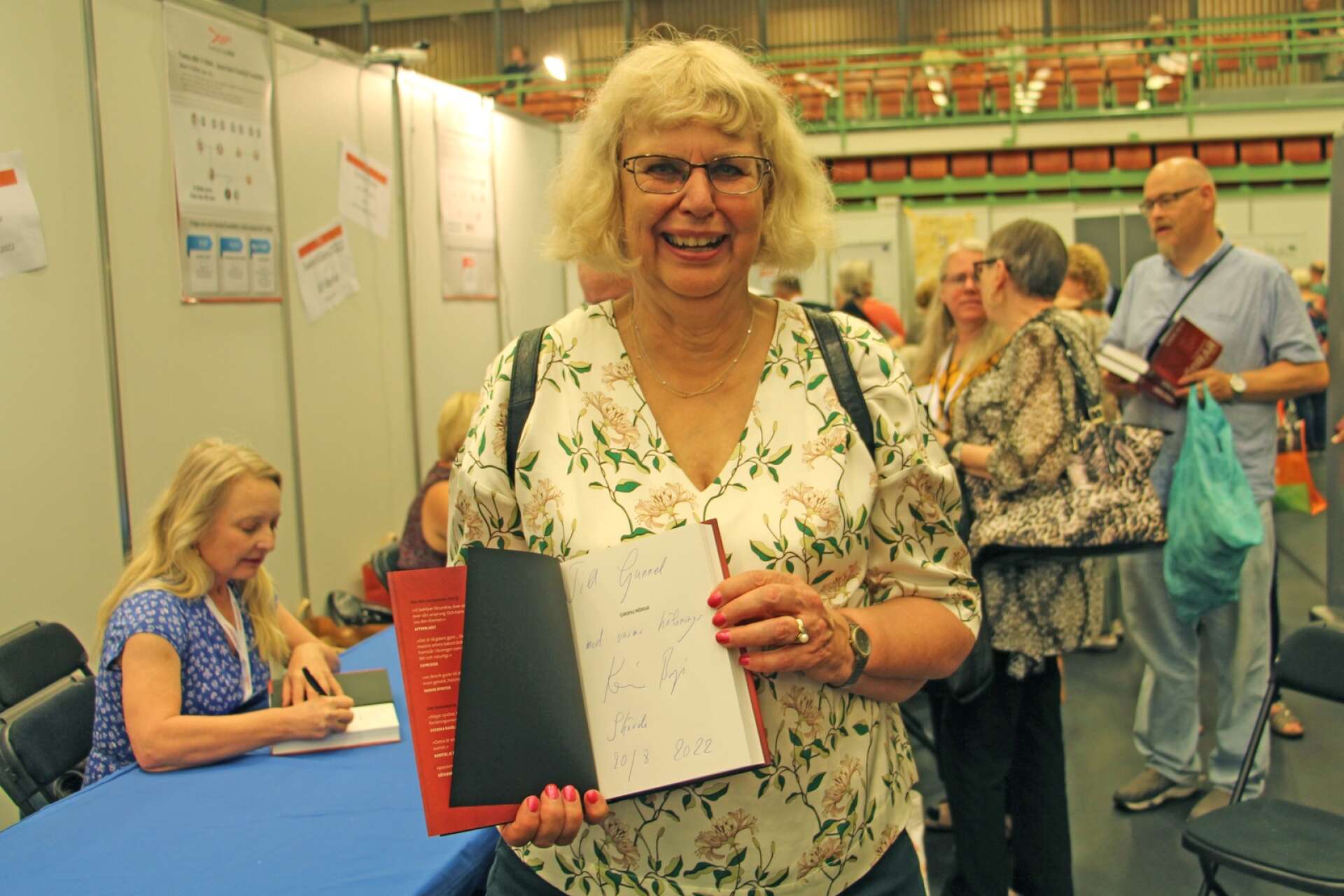 Gunnel Wallin från Örebro var väldigt glad över att få boken av Karin Bojs signerad.