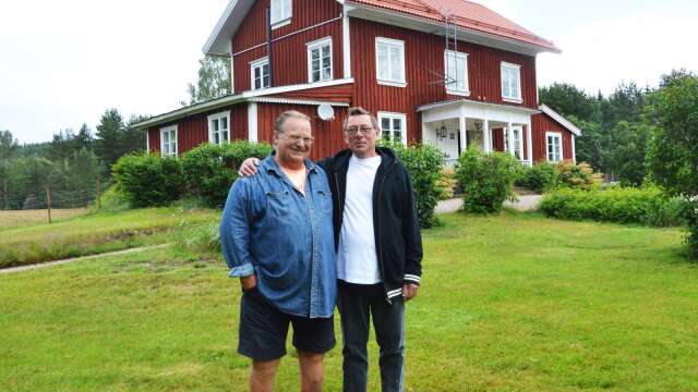 Terje Thoresen och Sten-Åke Andersson utanför Annefors herrgård. Bilden är tagen 2015.