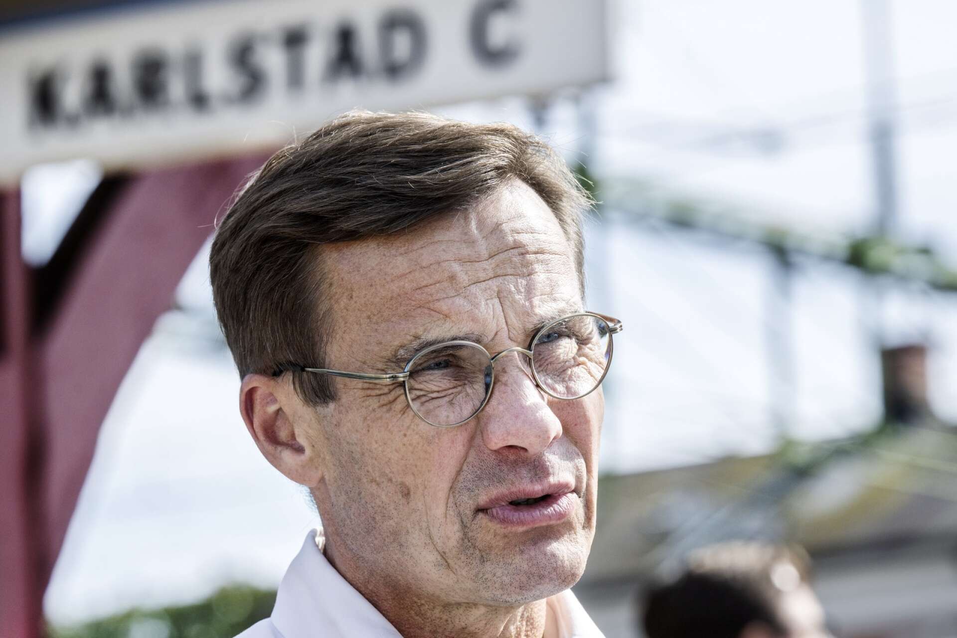Ulf Kristersson (M) lovar fyra miljarder kronor för att bygga bort järnvägsflaskhalsar. Bland annat den mellan Kil och Karlstad.