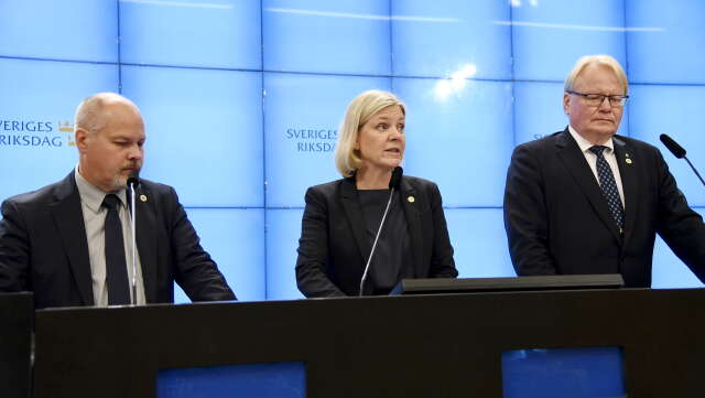Socialdemokraternas partiledare Magdalena Andersson, Peter Hultqvist (höger) och Morgan Johansson håller pressträff där man vill att Sverige skickar JAS Gripen till Ukraina.