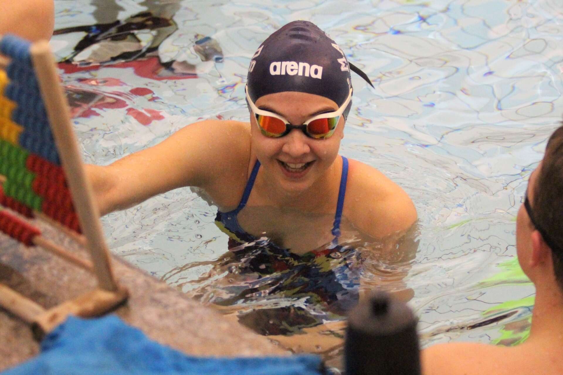 Viktoria Andersson från Töreboda tillhör med sina 16 år den äldre skaran av aktiva simmare.