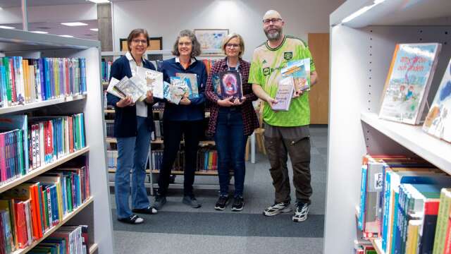 Christina Neu, Susanne Lindén, Sandra Nelson och Jimmy Jansson, bibliotekarier på Karlstads stadsbibliotek, tipsar om läsning i sommar. 
