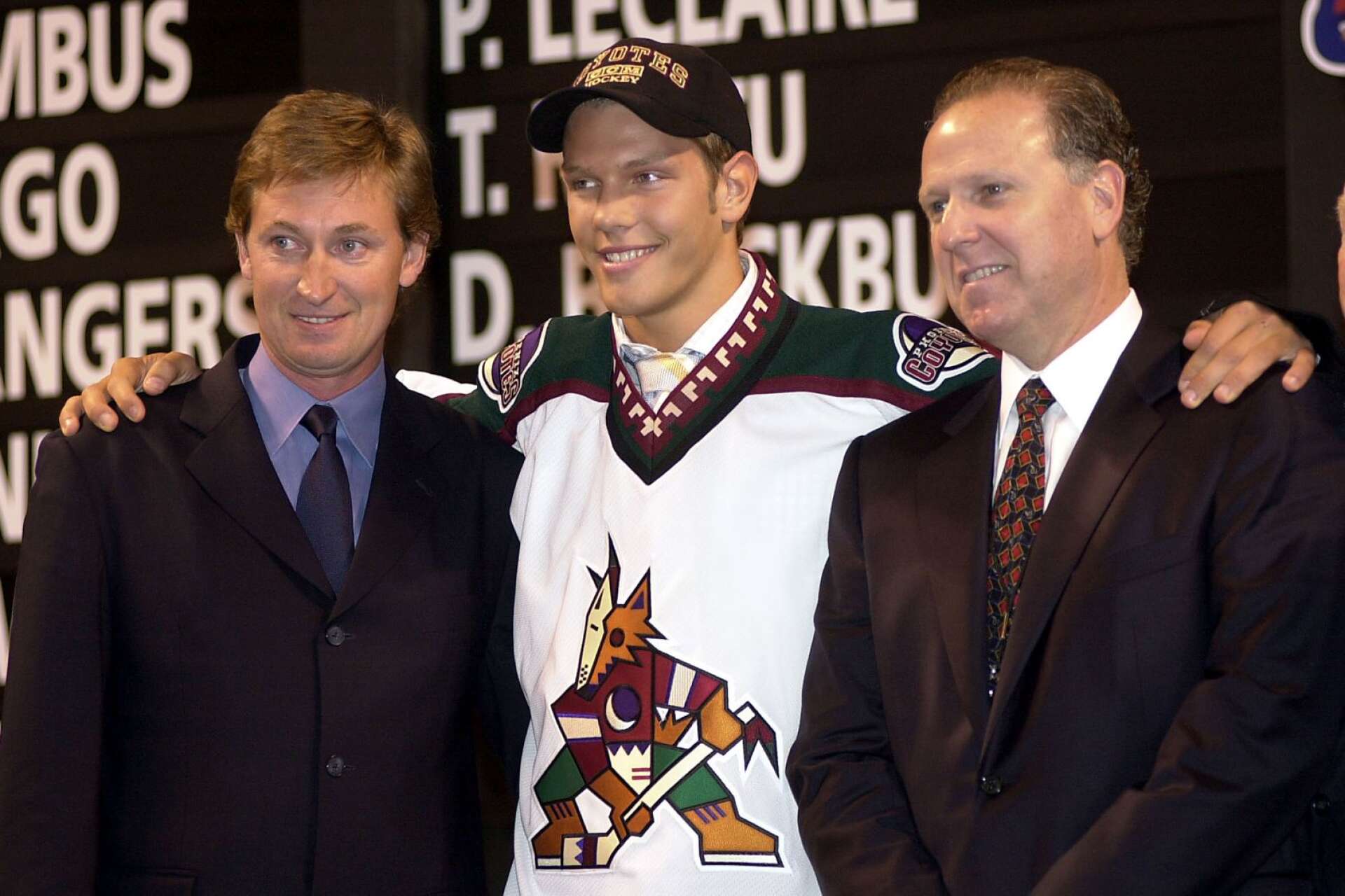 Fredrik Sjöström poserar med Phoenix Coyotes ägare Wayne Gretzky (vänster), kanske den bäste spelaren genom alla tider, och Steve Ellman, efter att han valts som nummer 11 i draften 2001.