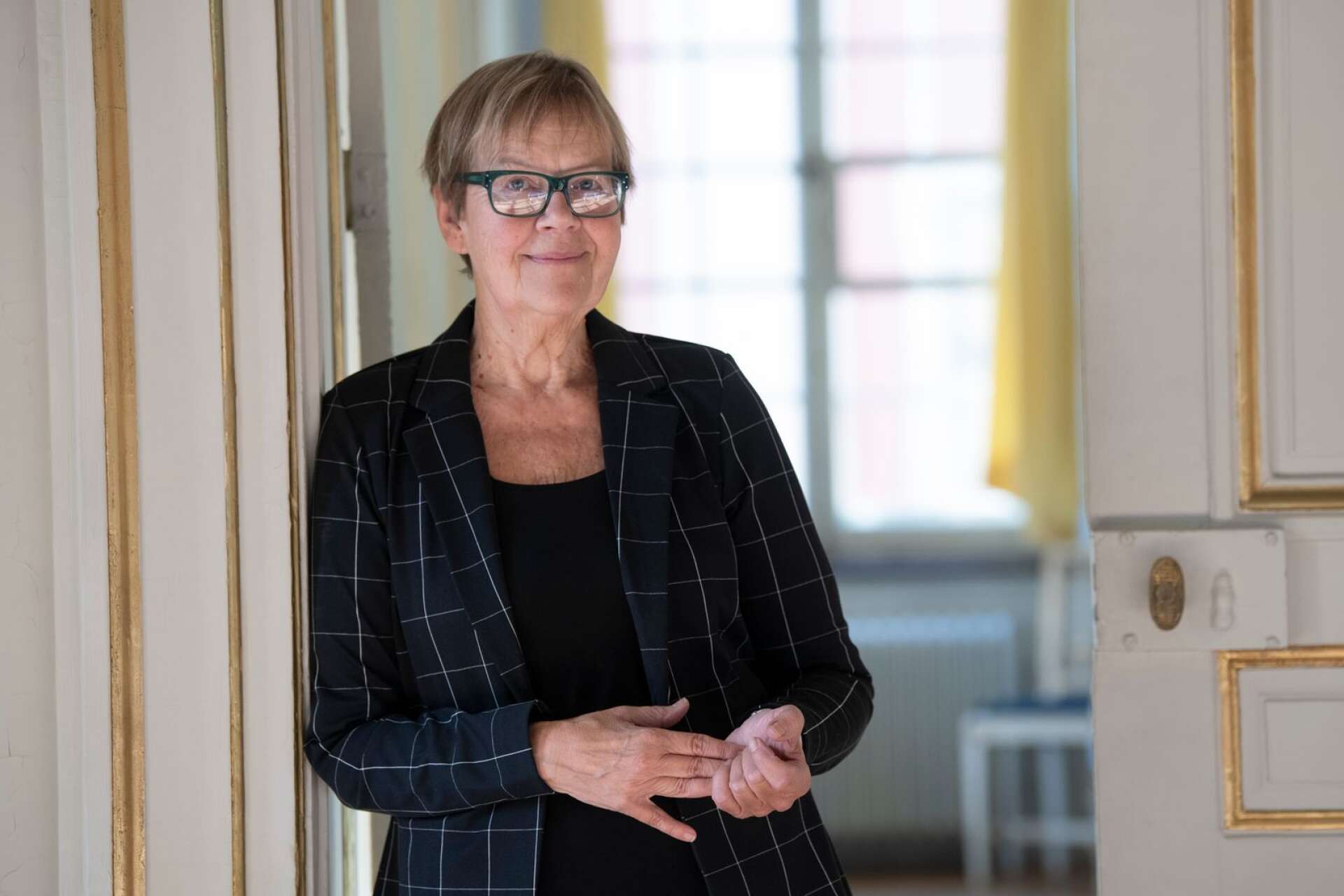 Sedan 2019 är Tua Forsström en av de aderton i Svenska Akademien. I mars byter hon Börshuset i Gamla stan för Baldersnäs herrgård, där hon kommer att ta emot Dalslands poesipris och framföra en nyskriven Dalslandsdikt. 
