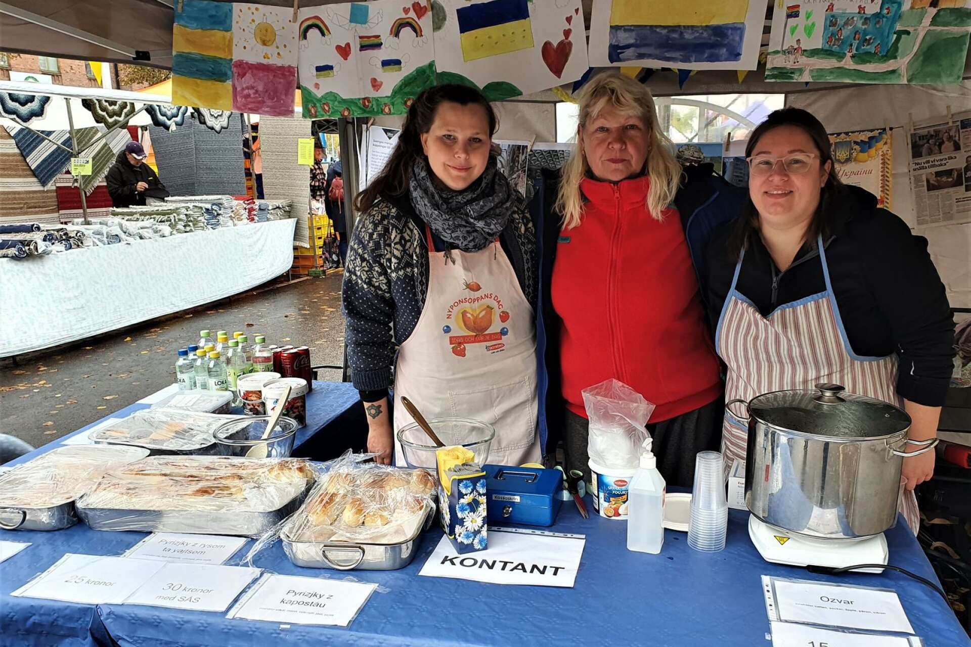 Anna-Eli Lindqvist, Galina Sidak och Svitlana Creutzer var med på mârten och sålde ukrainsk mat. En fortsättning på den insamling de hade i Glava nyligen.