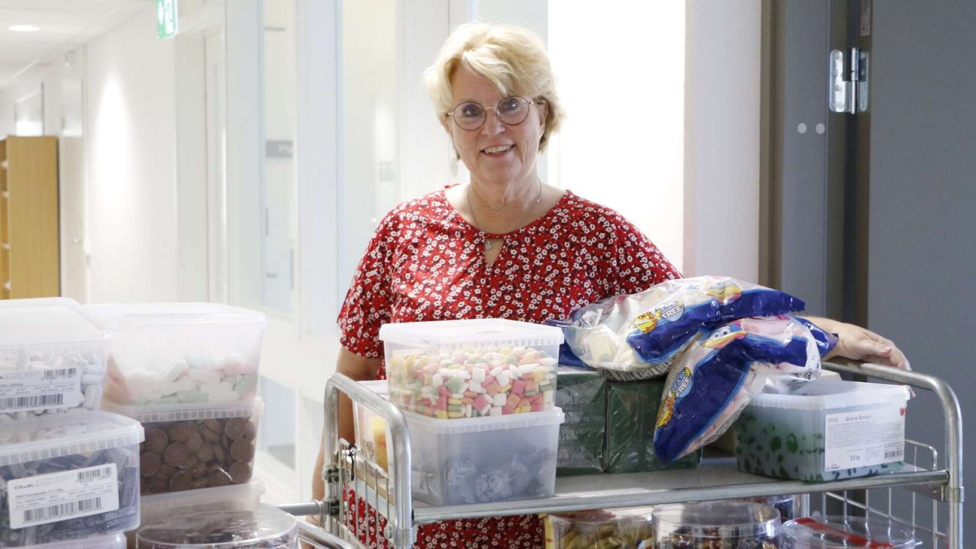 Gith Nilsson har laddat upp med 60 kilo godis till de rösträknare som hjälper länsstyrelsen i samband med valet.