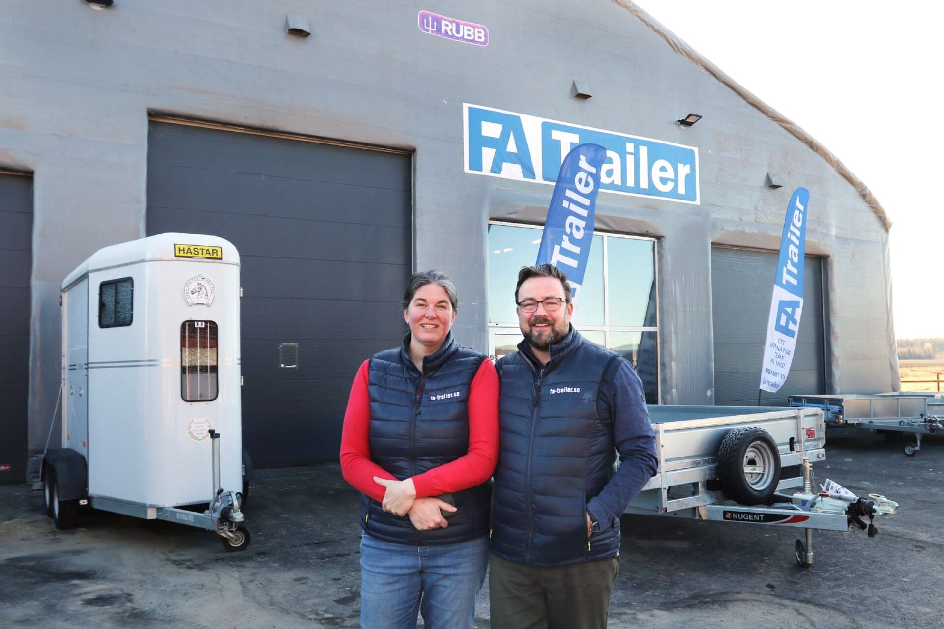 Familjeföretaget FA-trailer satsar hårt på hästtransporter och trailers. Andreas Forsström och hustrun Sofia, samt övriga familjen, är engagerade.
