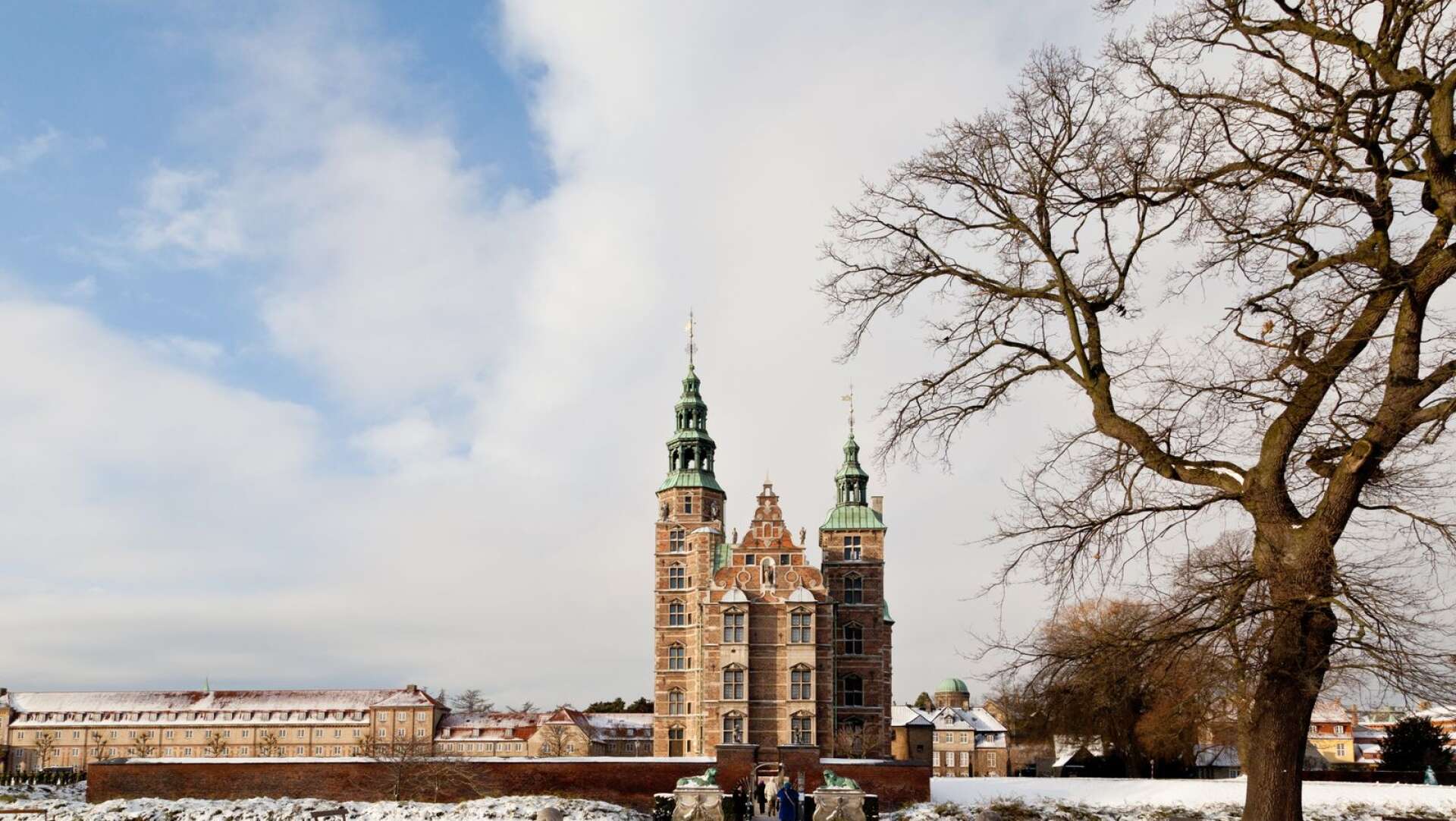 Trädgården Kongens Have omger Rosenborgs slott och ligger i centrala Köpenhamn.