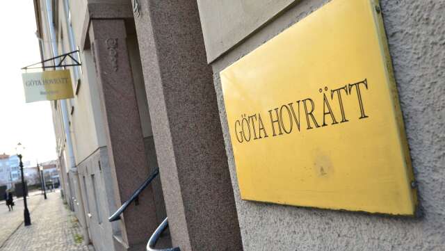 En man i 20-årsåldern dömdes till fängelse efter att ha rånat en matbutik i Töreboda. Han har överklagat tingsrättens dom till Göta hovrätt.