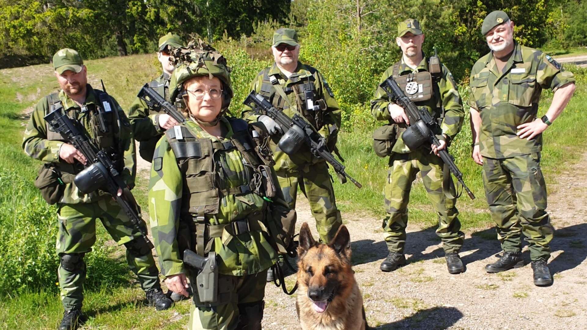 Maria Palm med hunden Uzack tillhör 193:e  kompaniet.Jon Tedenby, till höger, är övningsledare.