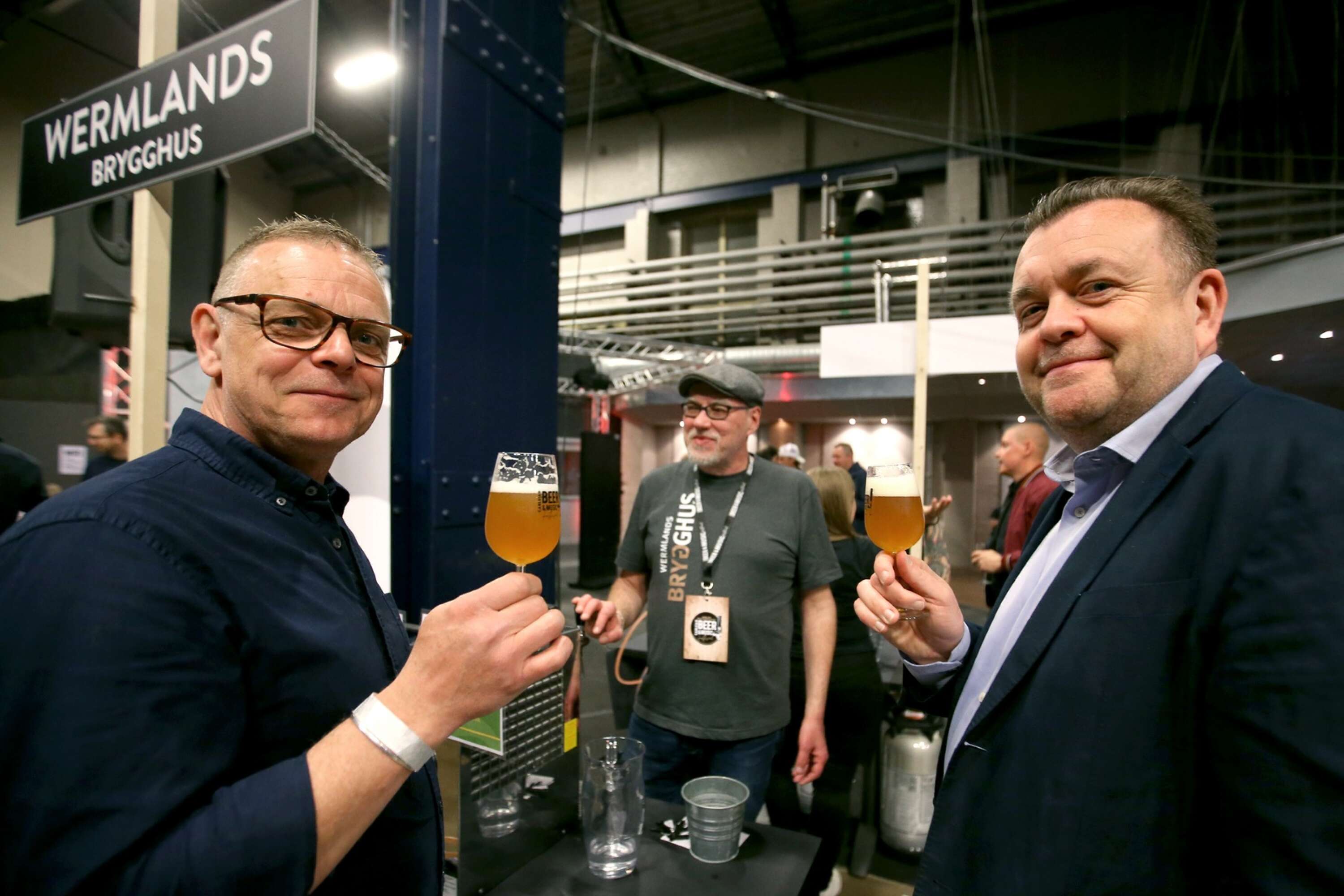 Skål! Mats Olsson (till vänster) och Jonny Andersson (till höger) får sig en genomgång av bryggeriarbetaren Jonas Bjällfalk som representerar Wermlands Brygghus. Till festivalen har man med en så kallad majbock, en lite starkare lager-öl, och en Dubbel IPA med karakteristiskt blommiga smaker. 