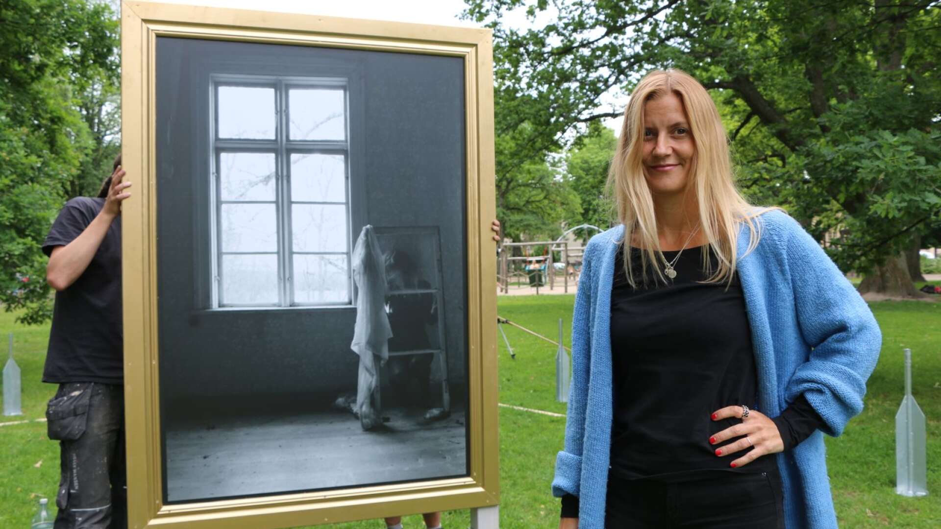 Marie Hettwer visar tolv stora fotografier i Museiparken.