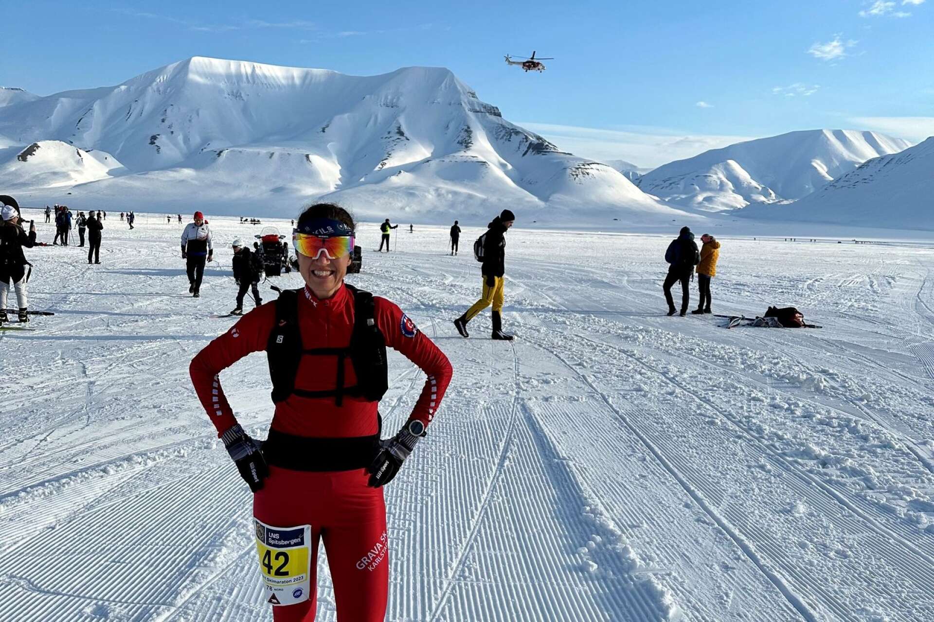 Sofia Holmgård var bästa svenska och vann sin åldersklass i Svalbard skimaraton. Helikopter patrullerade området för att säkerställa att isbjörnar inte fanns i närheten.