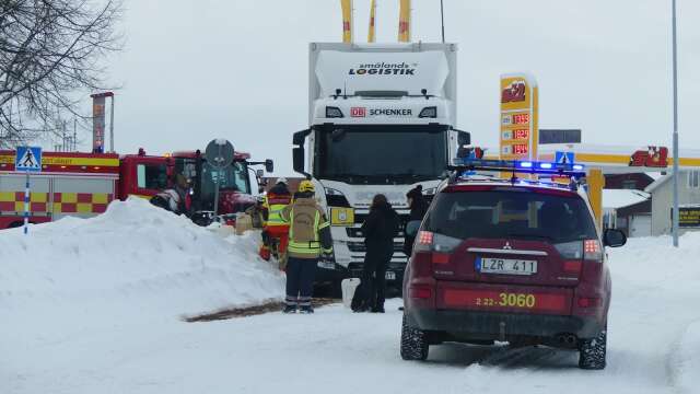 En lastbil och en traktor har kolliderat i centrala Säffle.