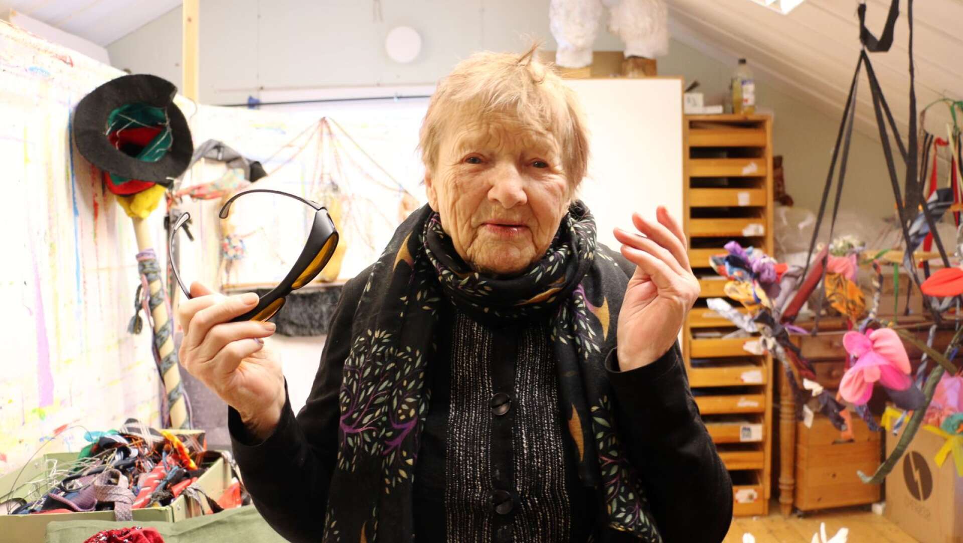 Gerd Göran, Sångshyttan, fyller snart 100 år men skapar fortfarande. Hennes ateljé är fylld av inspirerande ting.