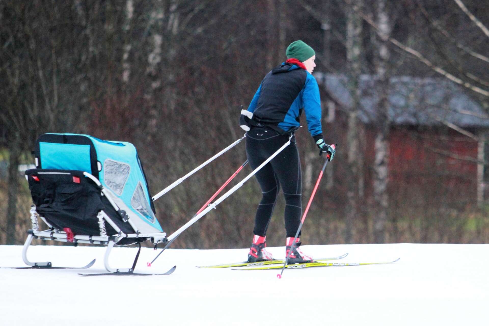 Ölmebon Ebba Hagbom skidade i tisdags. I vagnen satt hennes tvååriga dotter Rut, väl skyddad från väder och vind.