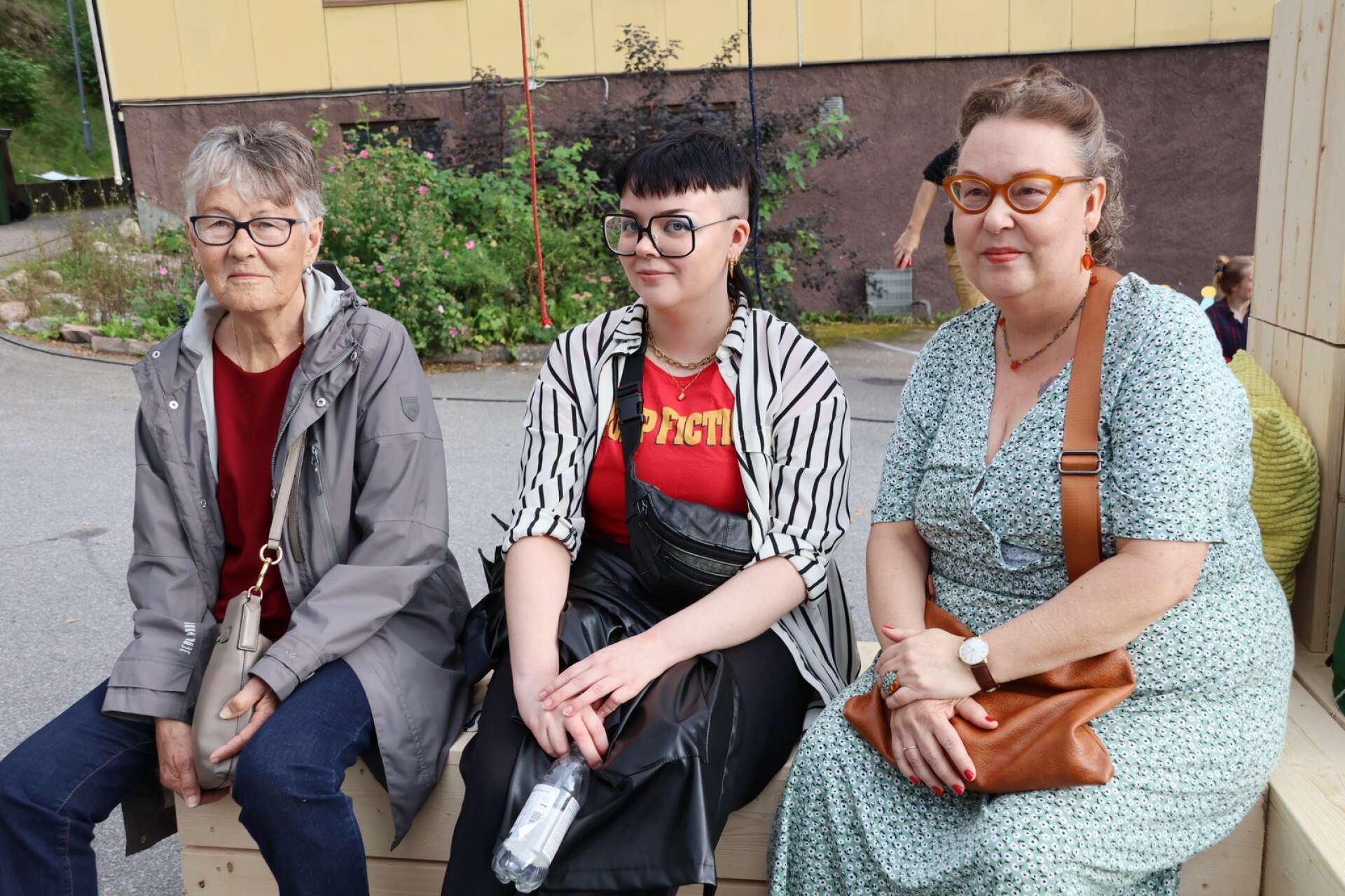 Tre generationer på fest. Gertrud Kokanen, Emmy Bernhardsson och Siv Kokanen.