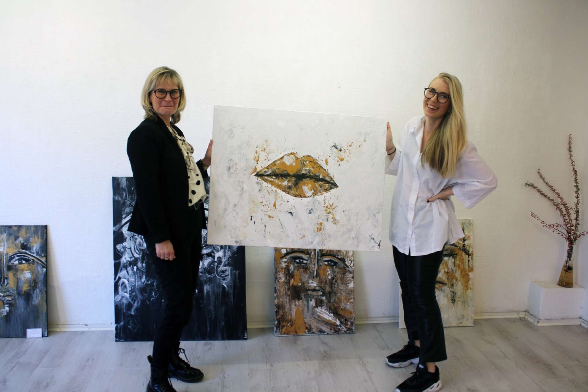 Mamma Eva Högblad har varit ett stort stöd berättar konstnären Jennifer Lennartsson.