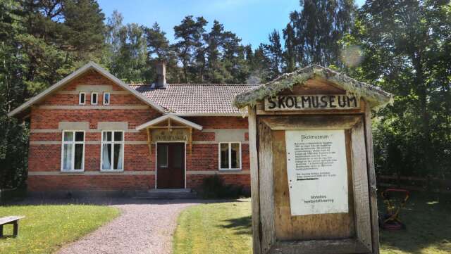 Ryholms gamla småskola är byggd med tegel från bruket som förr fanns i bygden. /Arkiv 