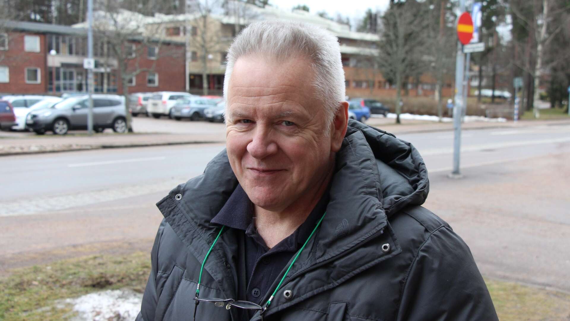 ”Om det är någon som bryr sig om Hagfors och oss som bor här så är och har det varit Peter Åkerström”, skriver insändarskribenten.