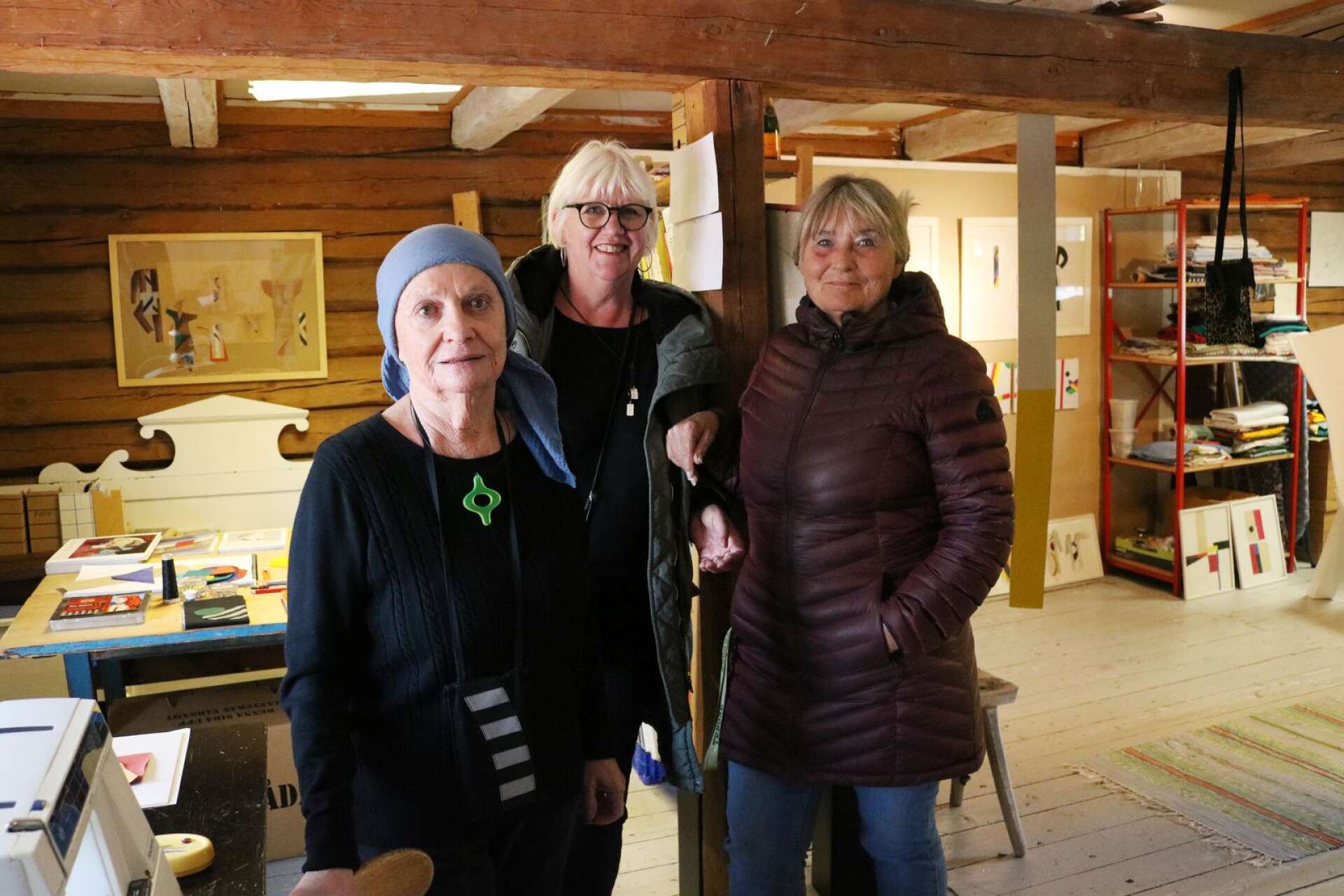Yana Rapp tillsammans med besökarna Majlis Sandberg och Ann-Charlotte Helsing.