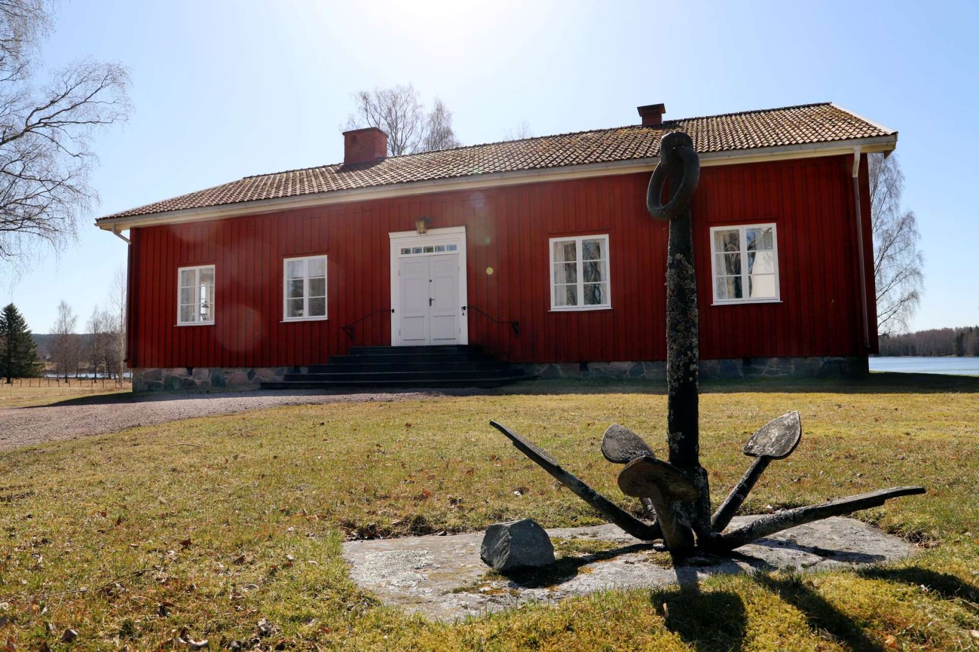 Älvsbackas ”utlåningsstation” är ursprungligen ett sockenbibliotek som öppnades 1843, efter beslut taget på sockenstämman. Sedan dess har boende i bygden kunnat låna böcker här.