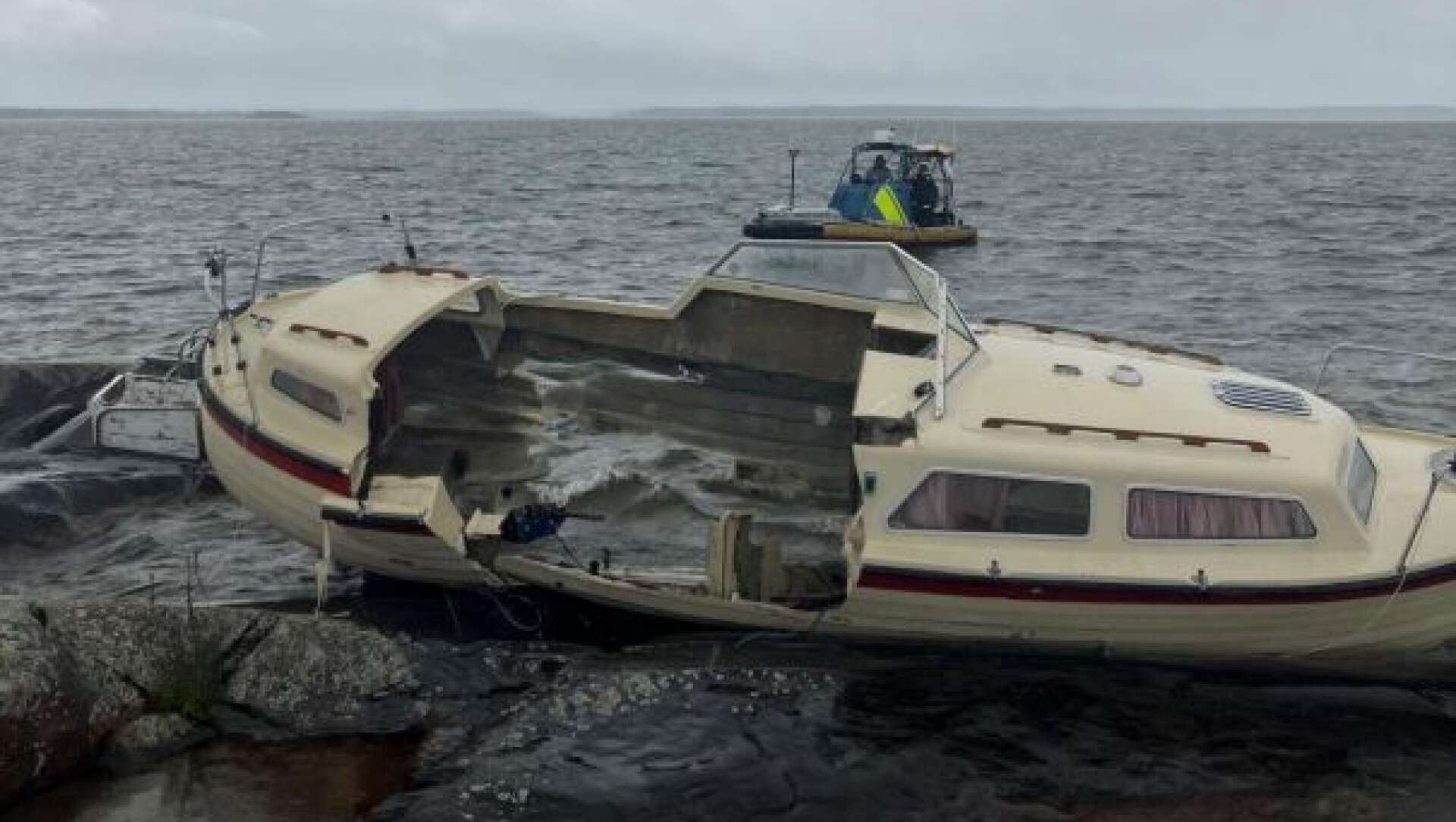 Båten som körde på grund i Vänern.