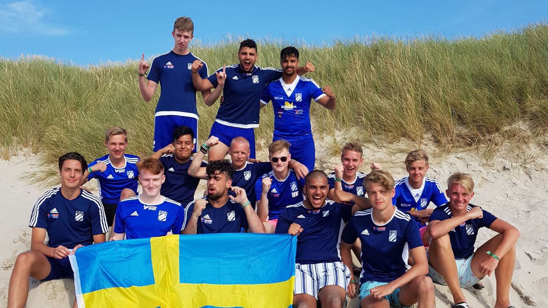 IFK Mariestad firar vinsterna på stranden. 