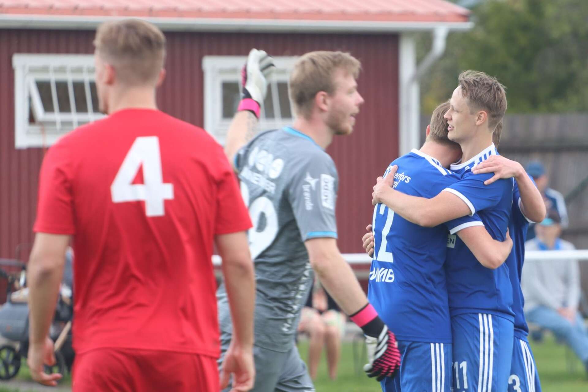 Daniel Svedjeås jublar tillsammans med lagkompisarna Olle Fingal Dahl, till vänster, och Viktor Jakobsson.