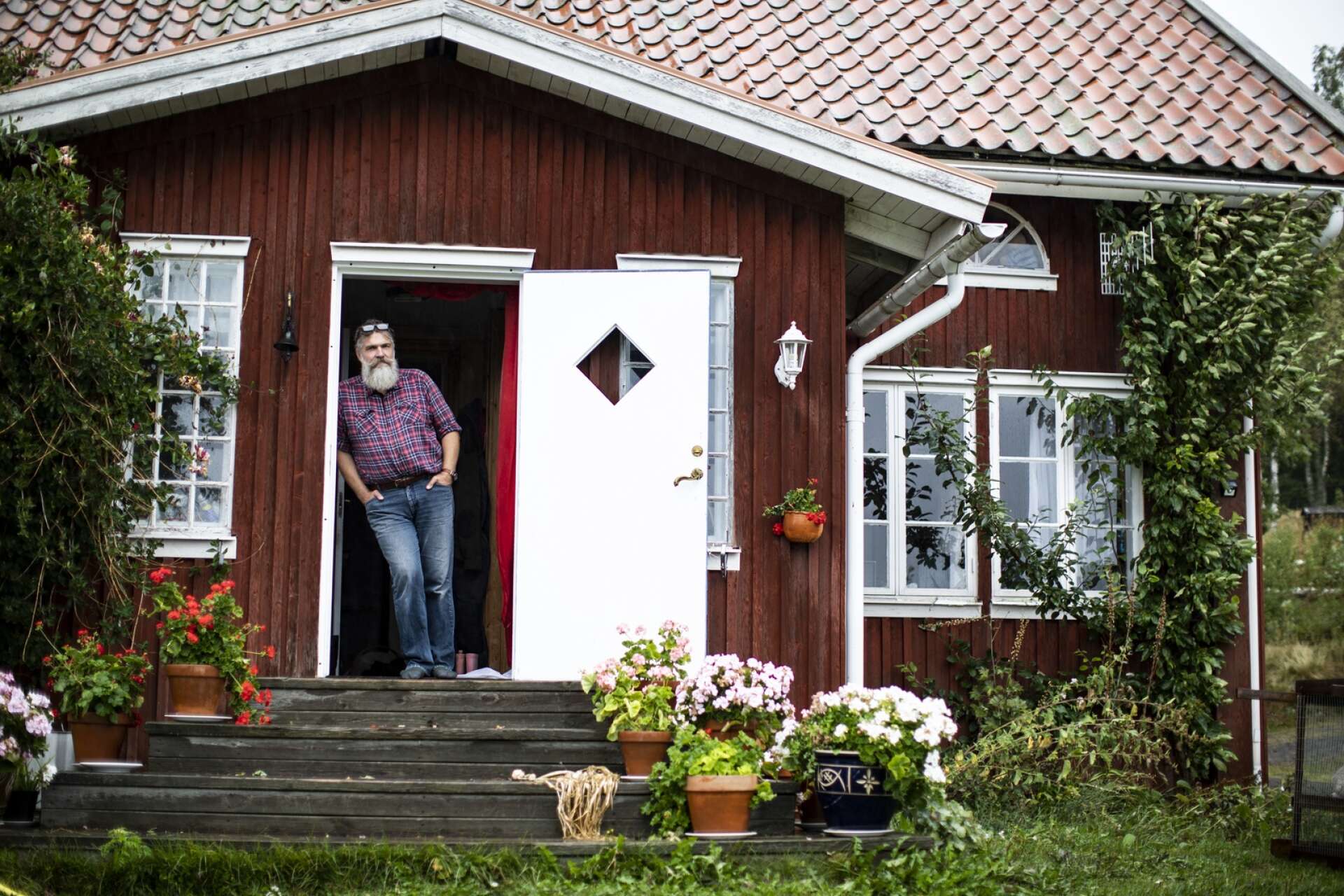 Patrick Sellman har en liten gård i värmländska Gräsmark med både bin och hönor. Sedan februari 2021 driver han prepping-podden ”I väntan på katastrofen” tillsammans med Kalle Zackari Wahlström. Hittills har det blivit 117 avsnitt.