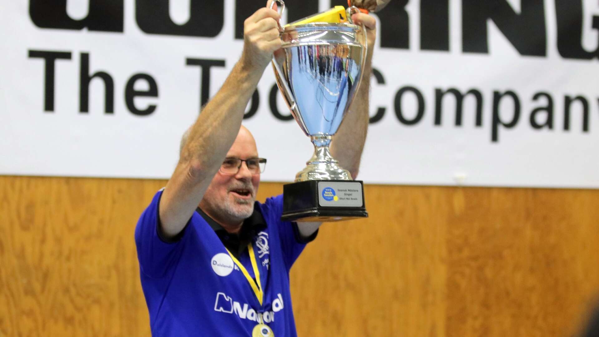SM-segraren Jörgen Sundberg från Ödeborgs IF Bowls höjer bucklan.