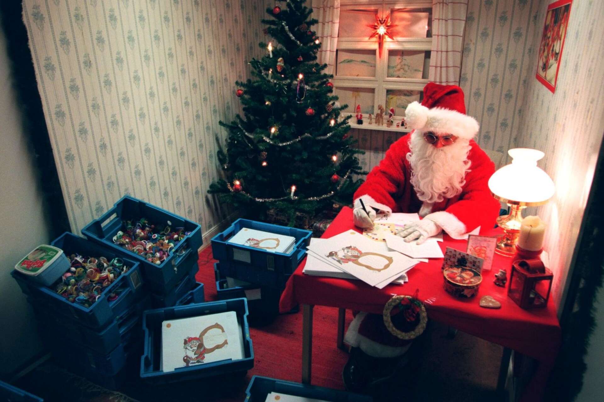 Jultomten är redo för att dela ut julklappar över hela världen, bland annat till de politiska partierna i Filipstads kommunfullmäktige.