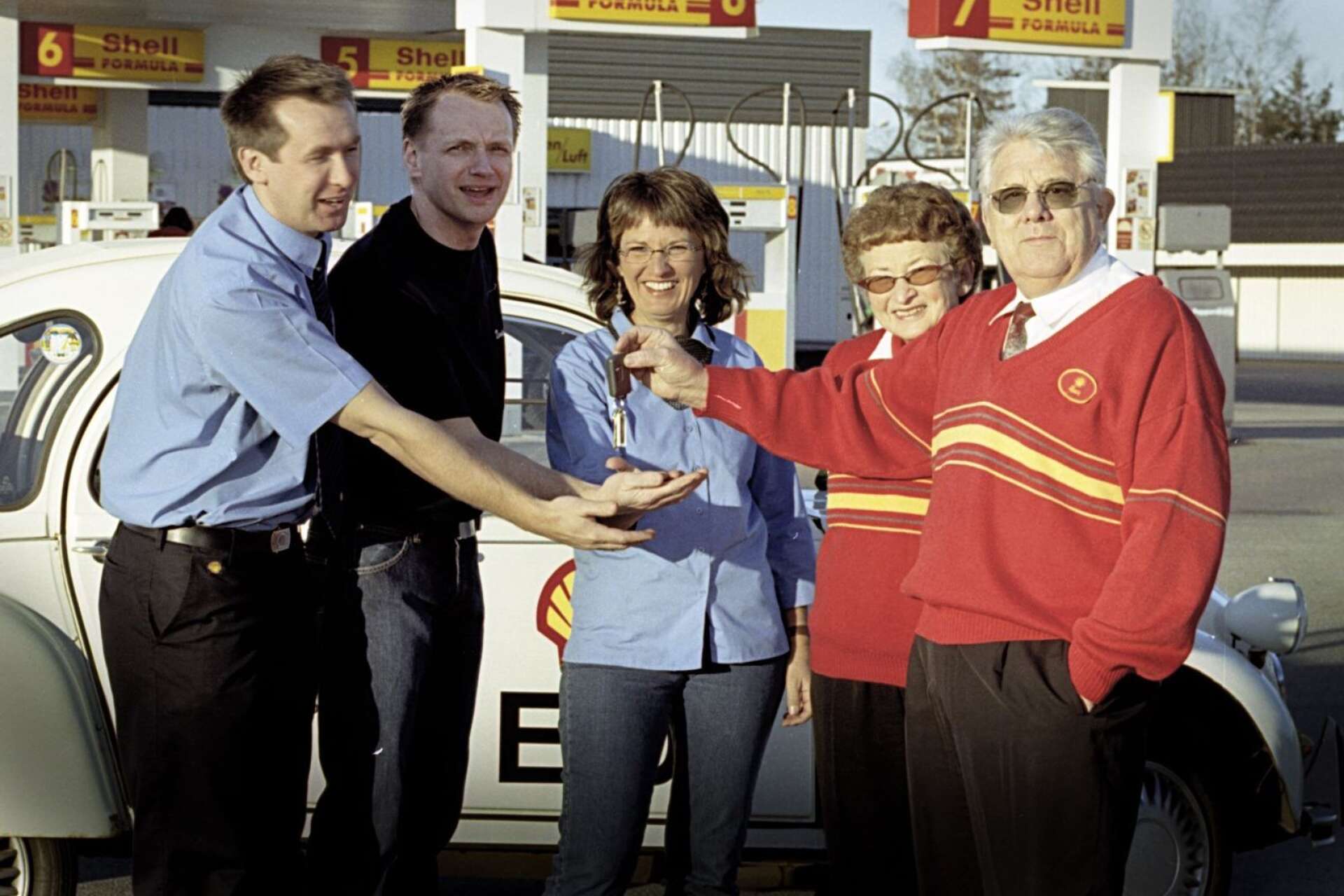 År 2002 tog Peter och hans syskon över bensinstationen från sina föräldrar. Från vänster: Peter Jacobsson, Dan Jacobsson, Marita Kronlid, Anny Jacobsson och Alvar Jacobsson.