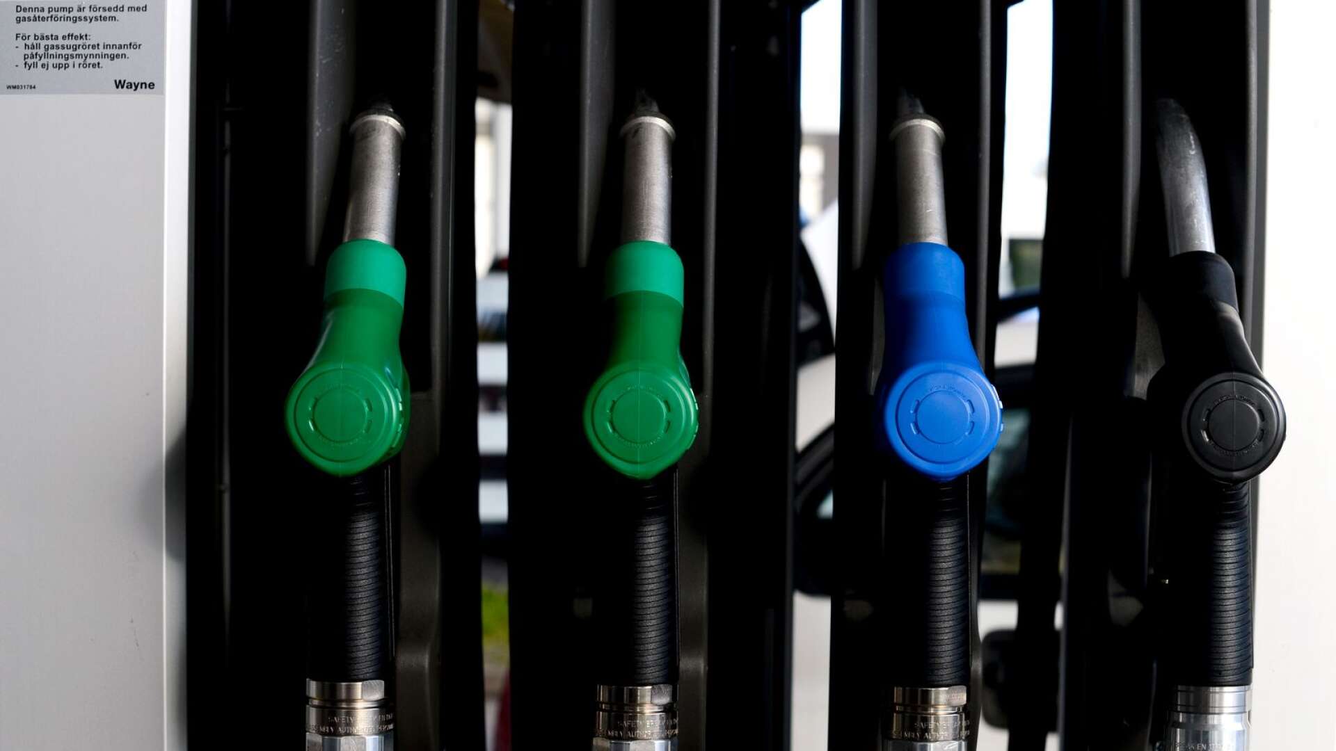 För oss har det varit prioriterat att stoppa den extra beskattningen på bensin och diesel som regeringen införde under föregående mandatperiod, skriver Elisabeth Svantesson och Niklas Wykman.