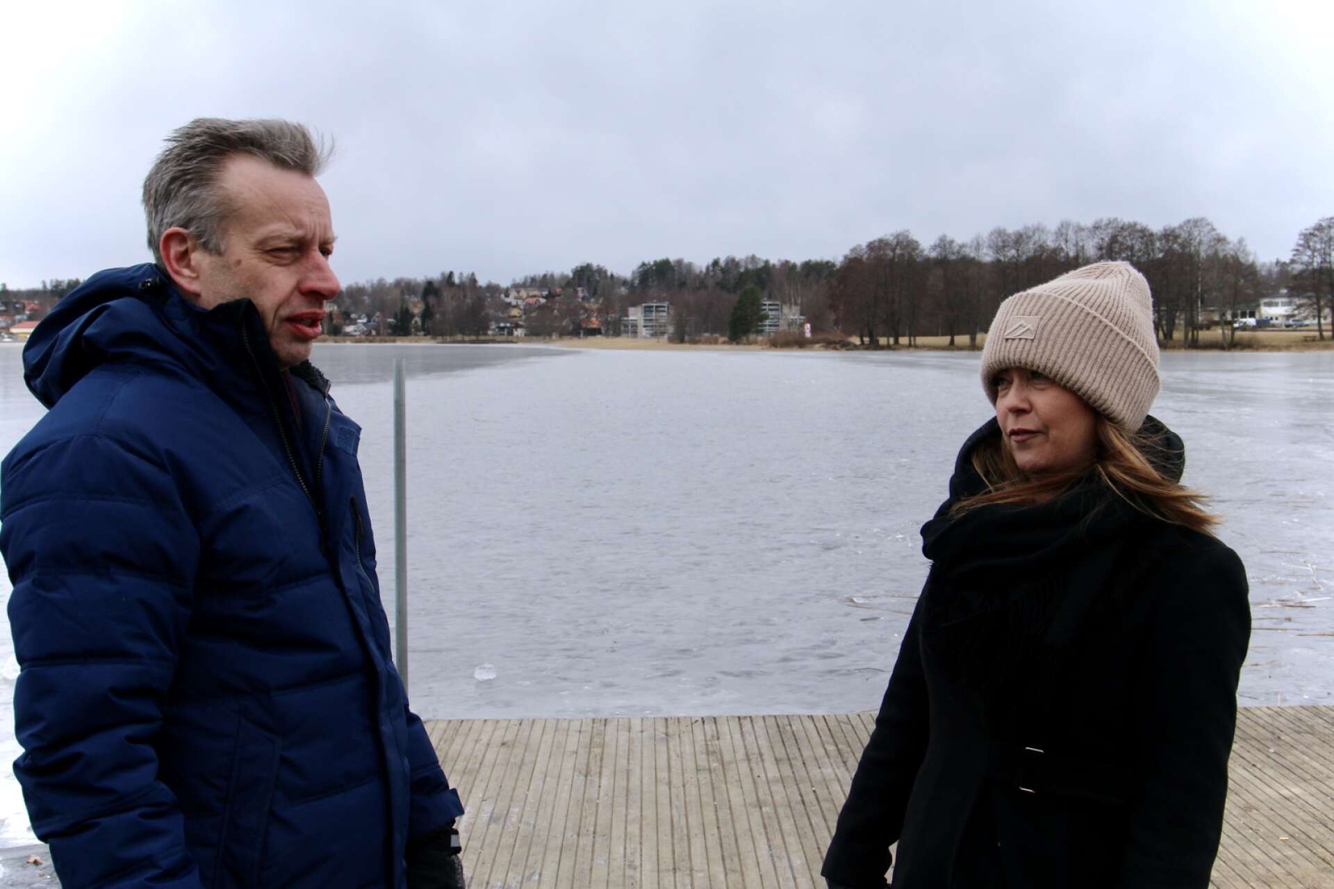 Mika Takamäki och Ida Edström (S) vill att en plats för vinterbad och bastu utreds.